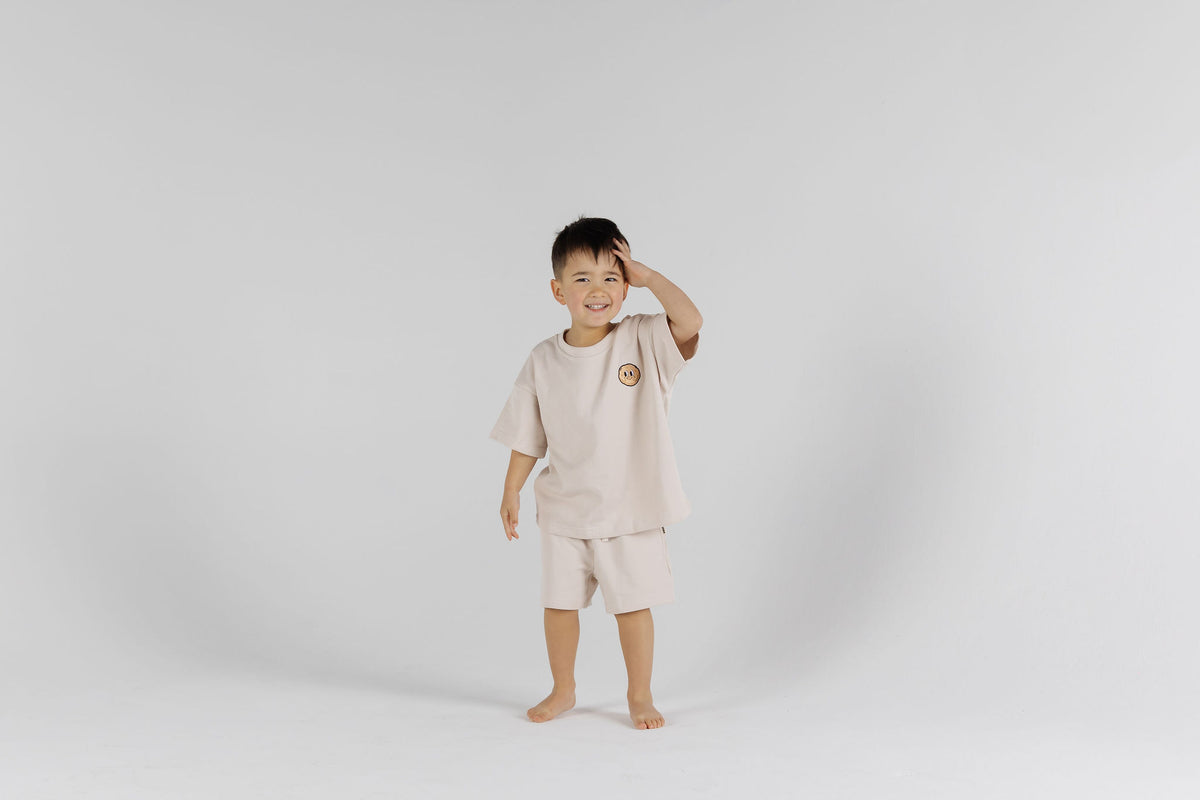 Happy kid in The Drop Sleeve Set - Milk