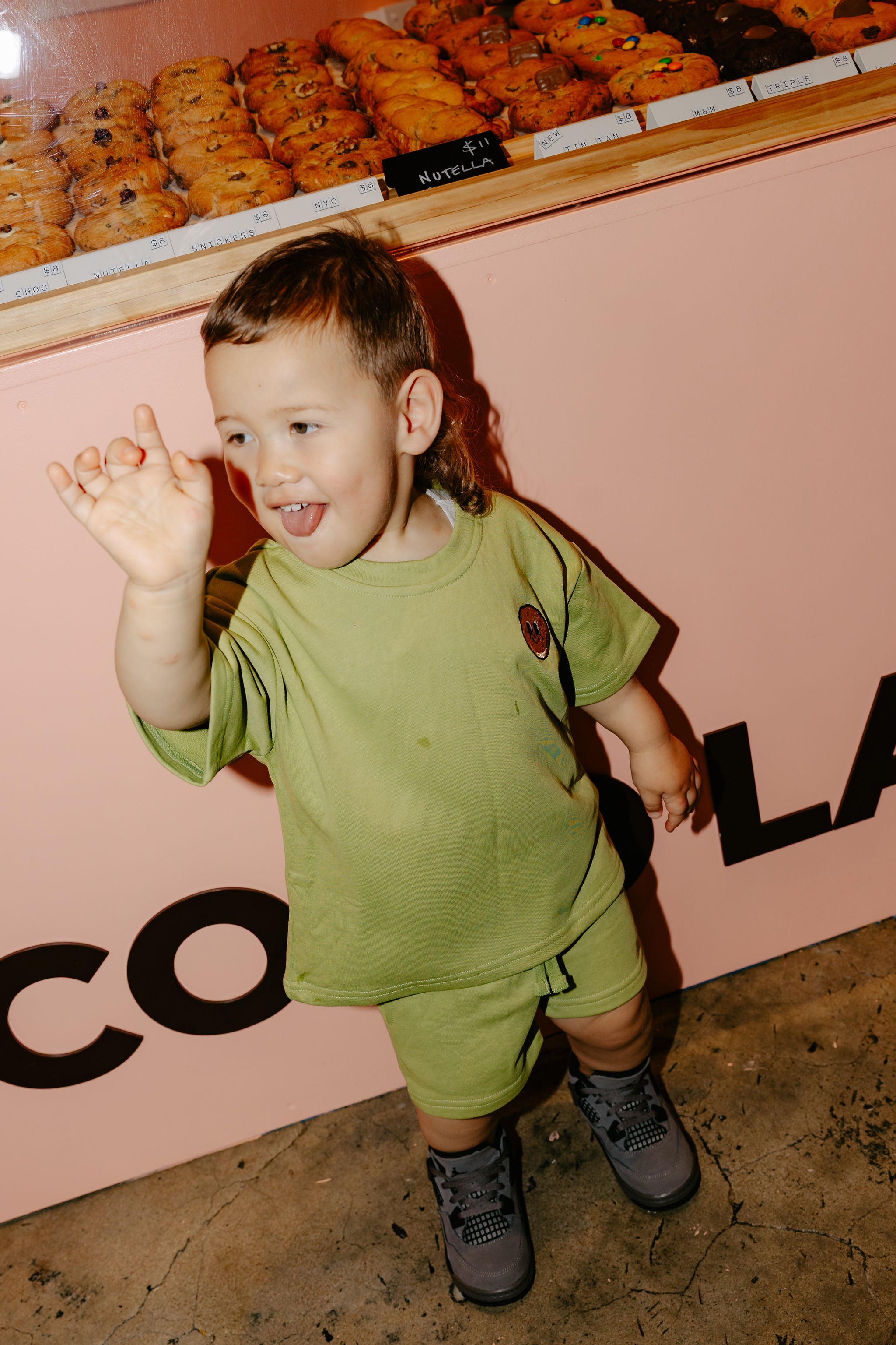 Happy kid in The Drop Sleeve Set Matcha Green
