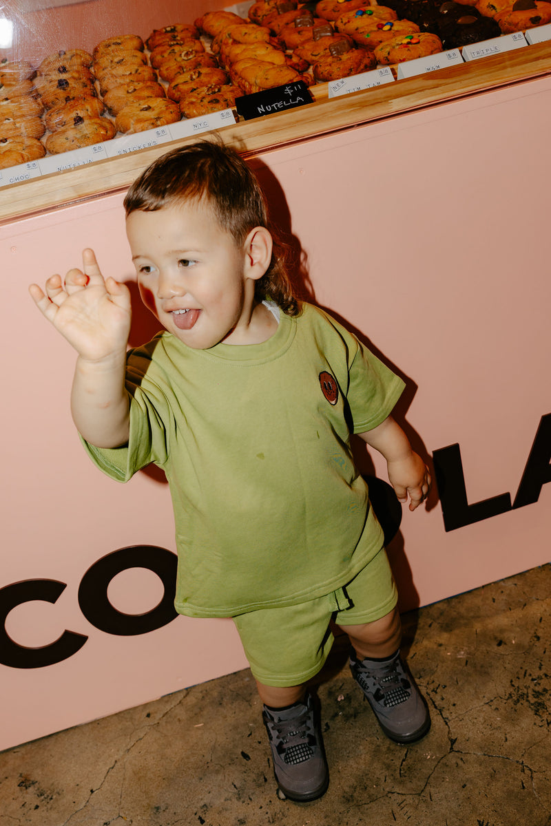 Happy kid in The Drop Sleeve Set Matcha Green